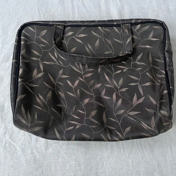 Toiletries Bag - Picture 1 of 5